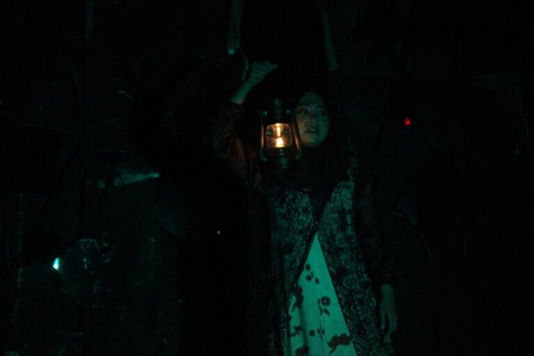 Bayangan Luka, Teater AS dalam “Sukma”